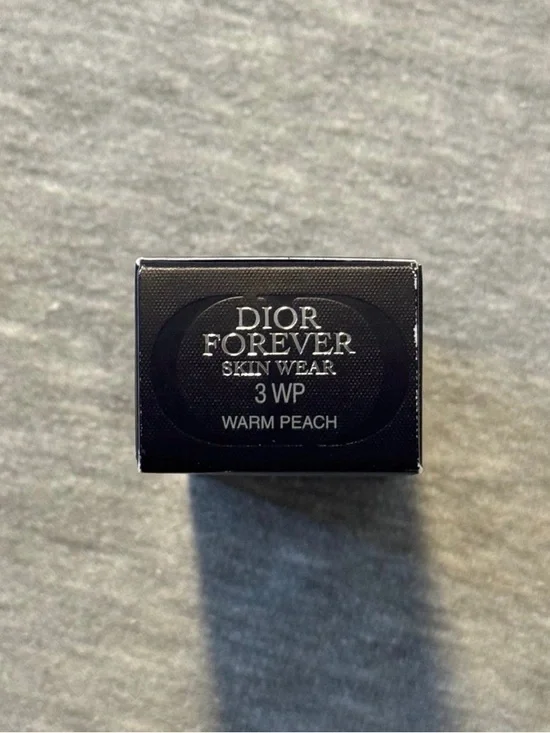 Dior Forever Skin Wear Foundation - Beige Bottle with Black Cap - Picture 2 of 3